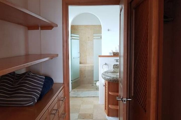 Suite III (2nd Flr) - Closet