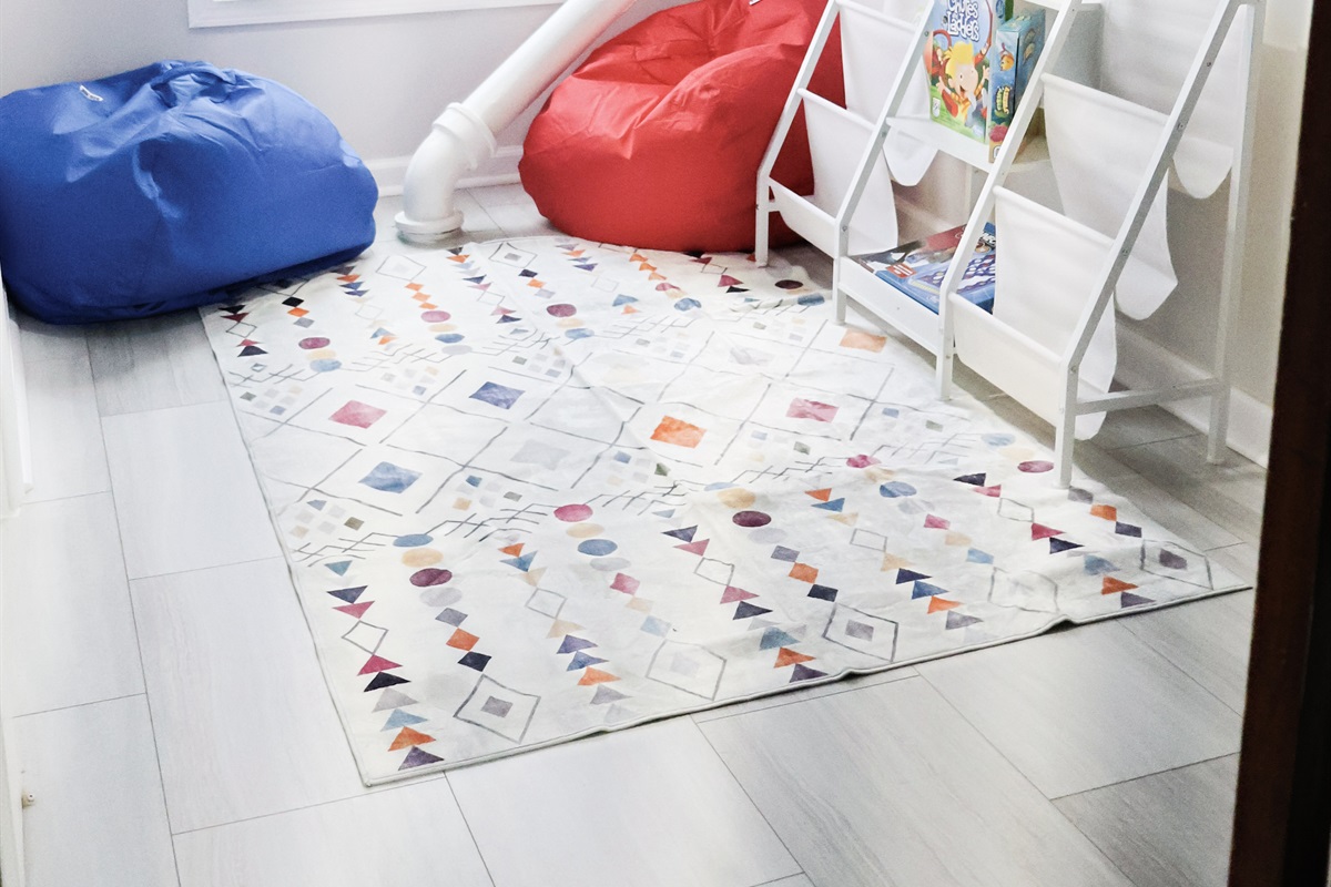 Bonus room off of the 3rd floor bedroom. Great for kids to read and play games