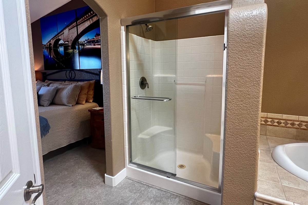 Master Bedroom | En-Suite Bathroom