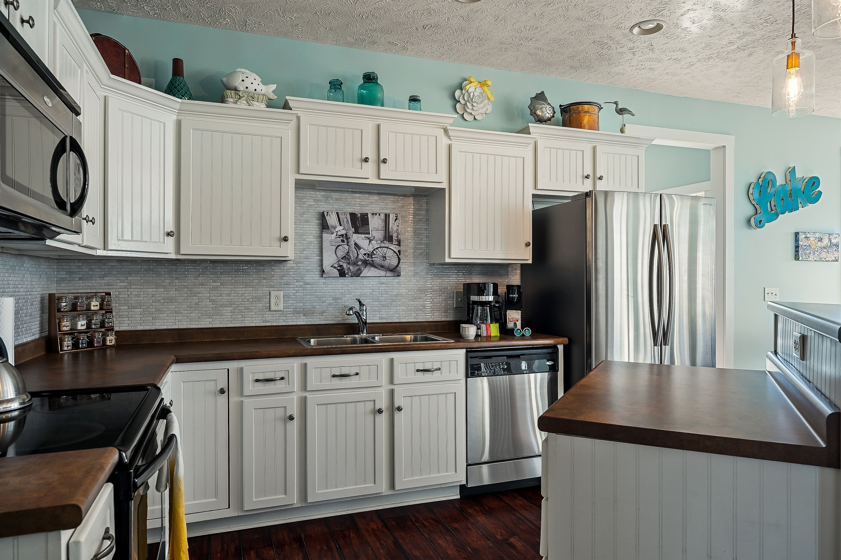 Fully stocked kitchen!