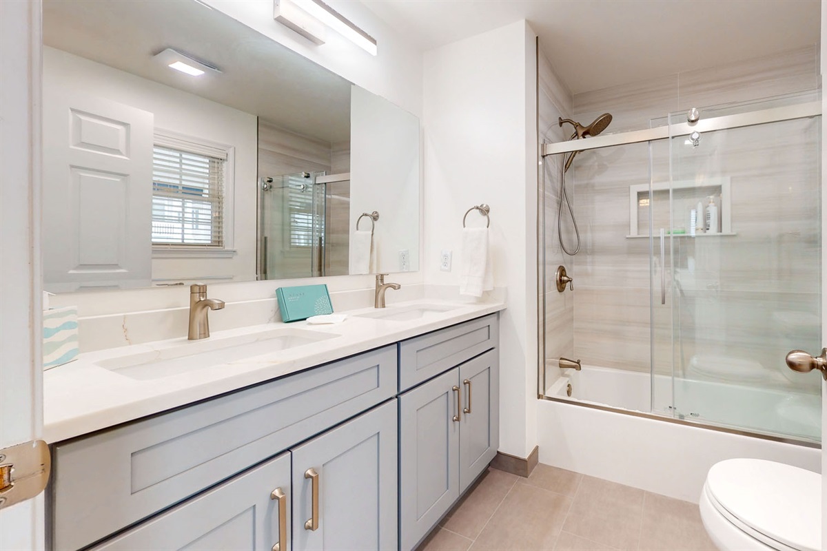 Queen sized bed's ensuite bathroom with shower and tub combination