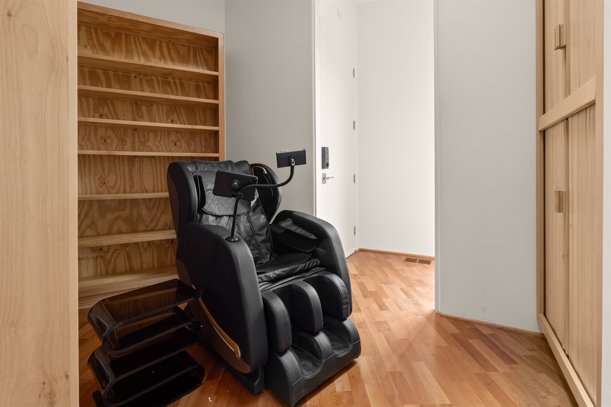 The ultimate post-hike recovery. Soothe tired muscles in our premium zero-gravity massage chair, complete with a hands-free device stand so you can fully unplug and unwind.