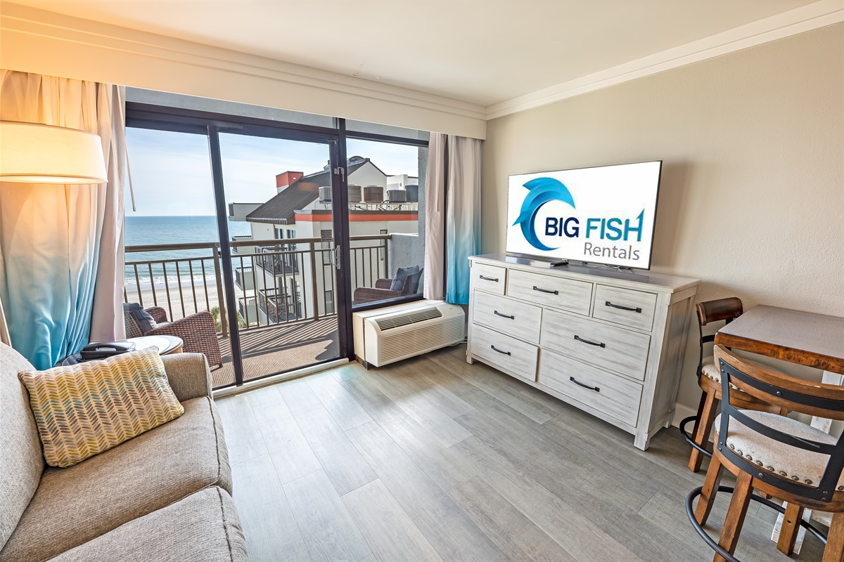 Living Room with Stunning Views🌊☀️