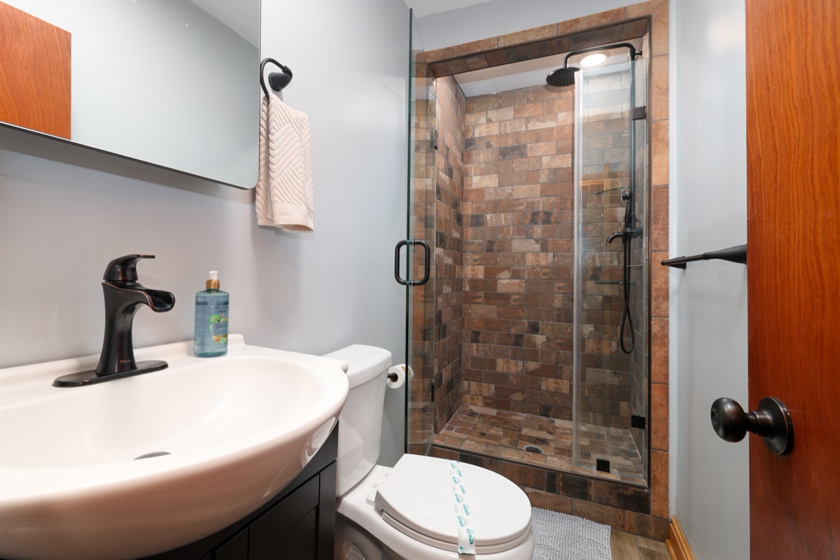 Full Bathroom with tiled shower