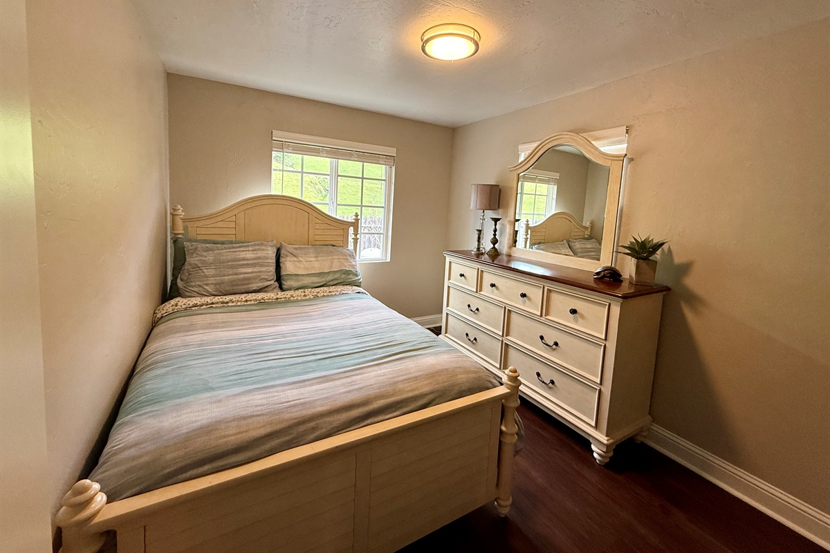 Bright and comfortable, this upper-level queen room is a peaceful escape after a full day of paddling, fishing, or wine tasting. Sweet dreams guaranteed.