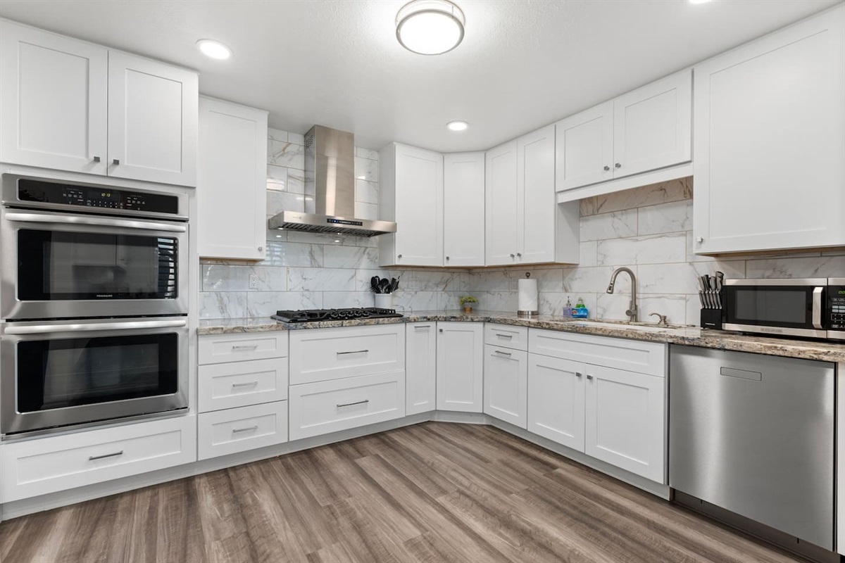 Perfect for group stays and big meals, the dual ovens and generous layout make cooking a breeze.

