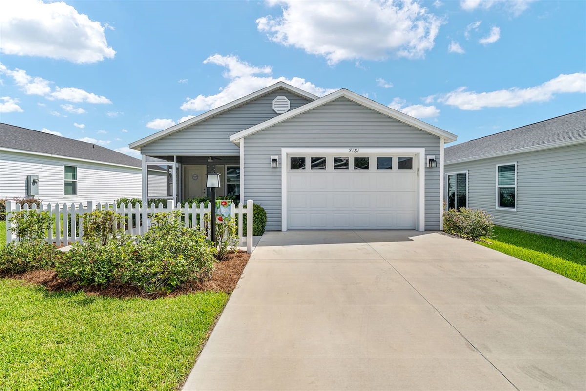 Beautiful exteriour with a spacious garage.