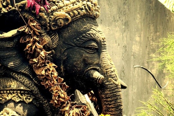 Start your stay with the blessings of Ganesha, the guardian of our villa.