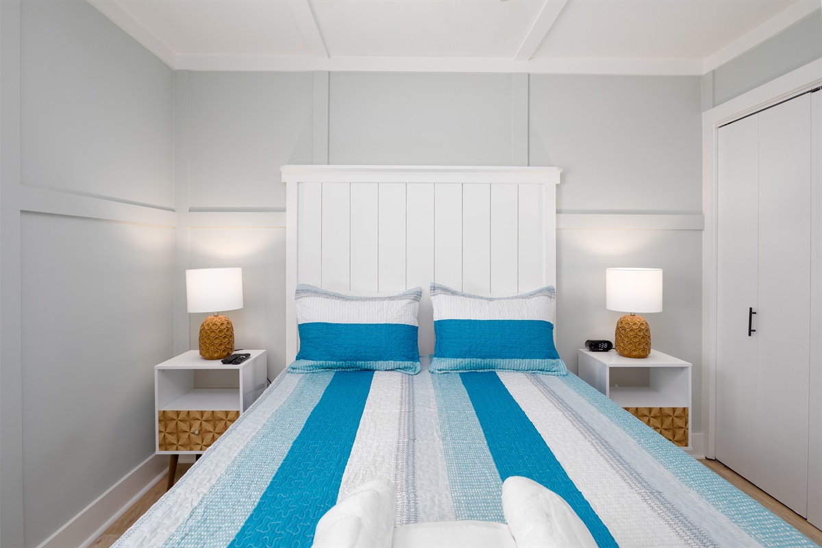 Queen size bed in the bedroom