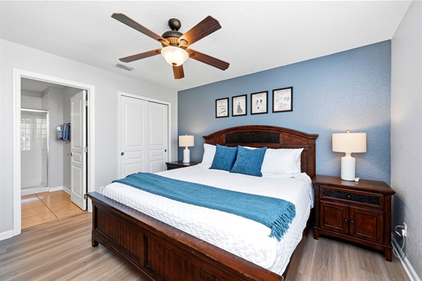 Second primary suite with king sized bed