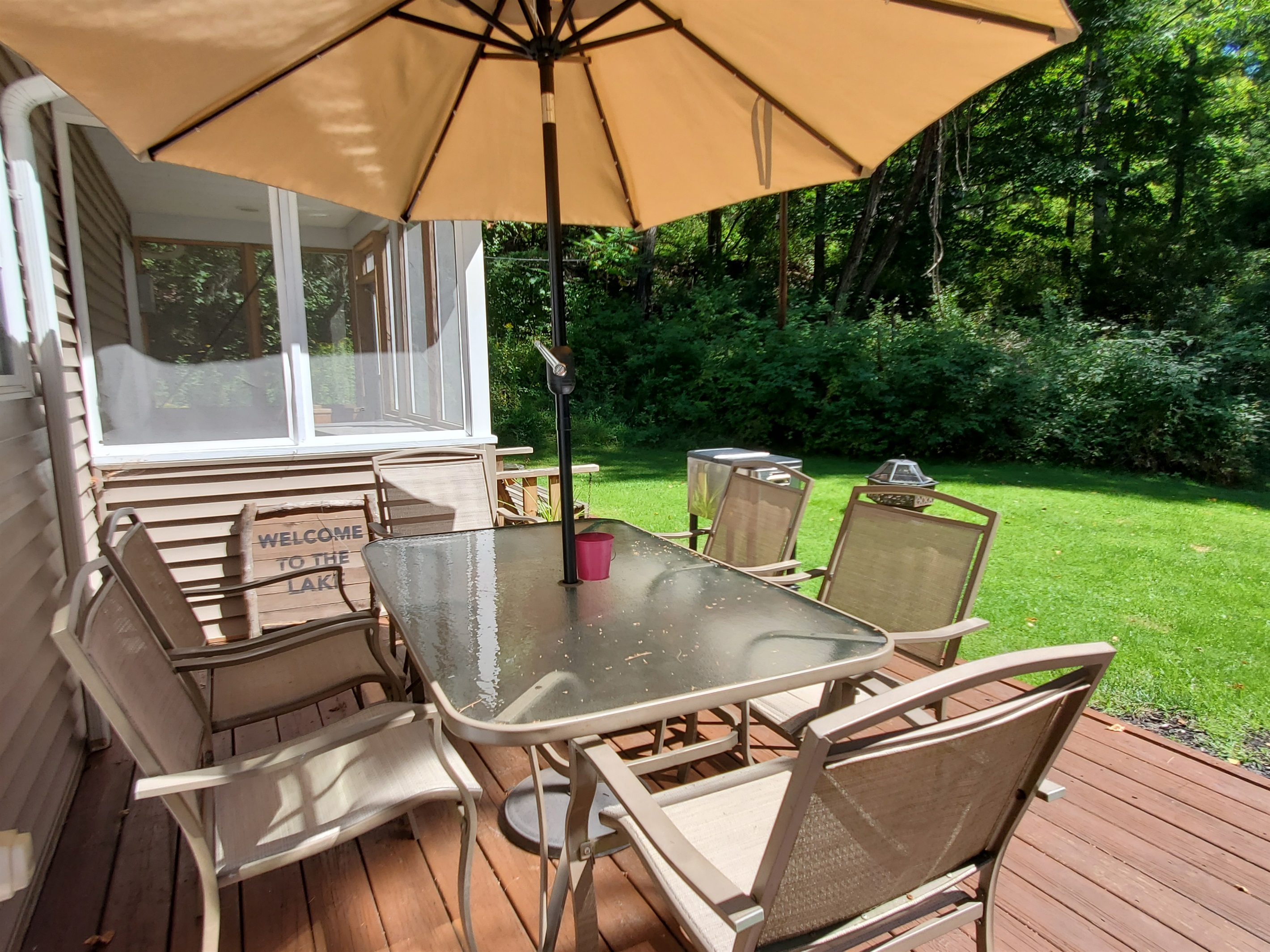 Outdoor dining on deck