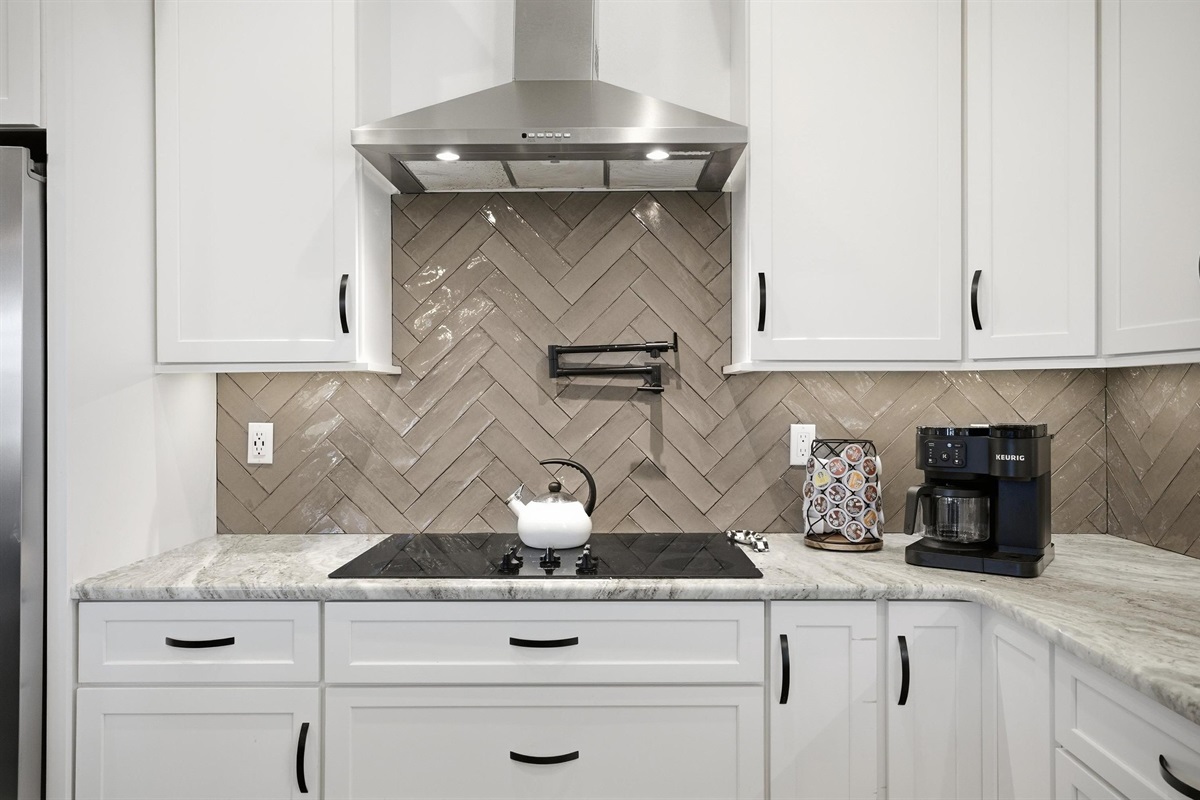 Kitchen goals 😍🍳
Bright, modern, and fully stocked—enjoy sleek countertops, stainless appliances, and a gorgeous herringbone backsplash while you cook breakfast, dinner, or anything in between.