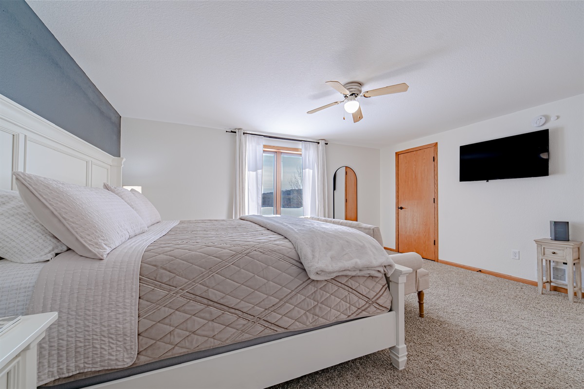 Master Bedroom w/King Bed!