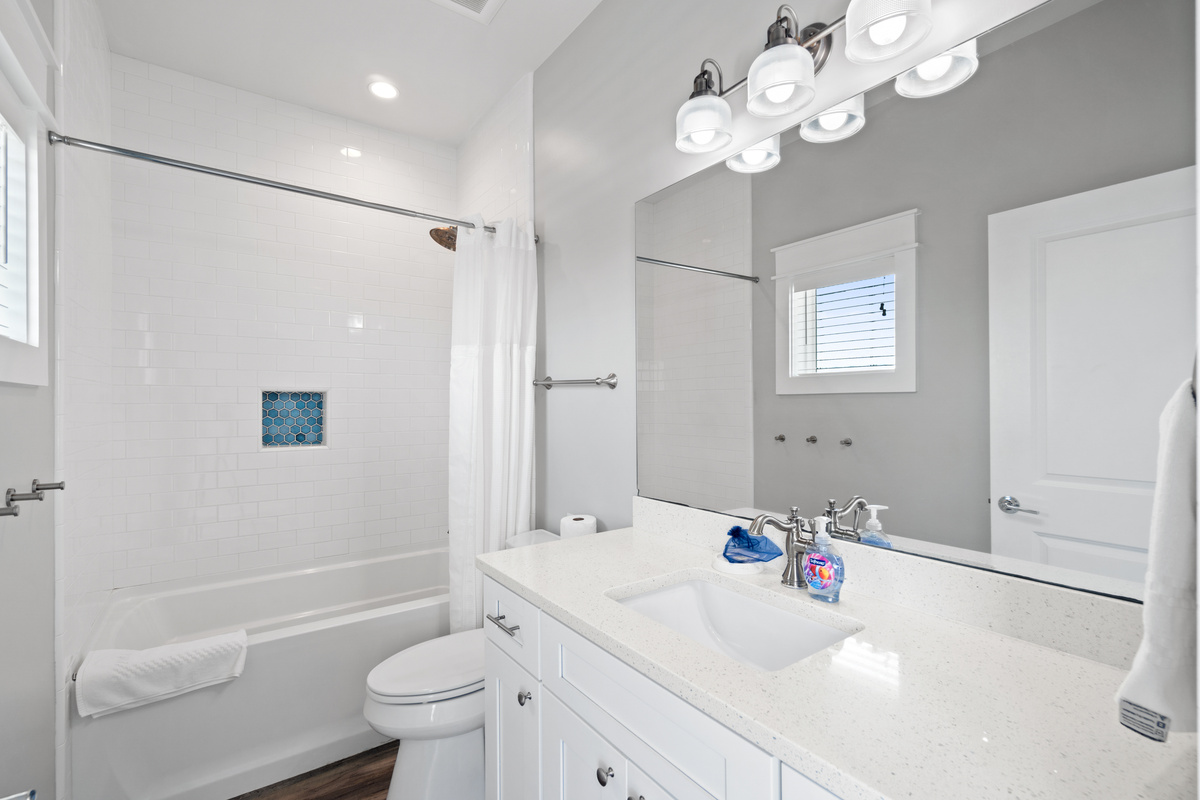 Shared Bathroom 1st Level wiht Bathtub
