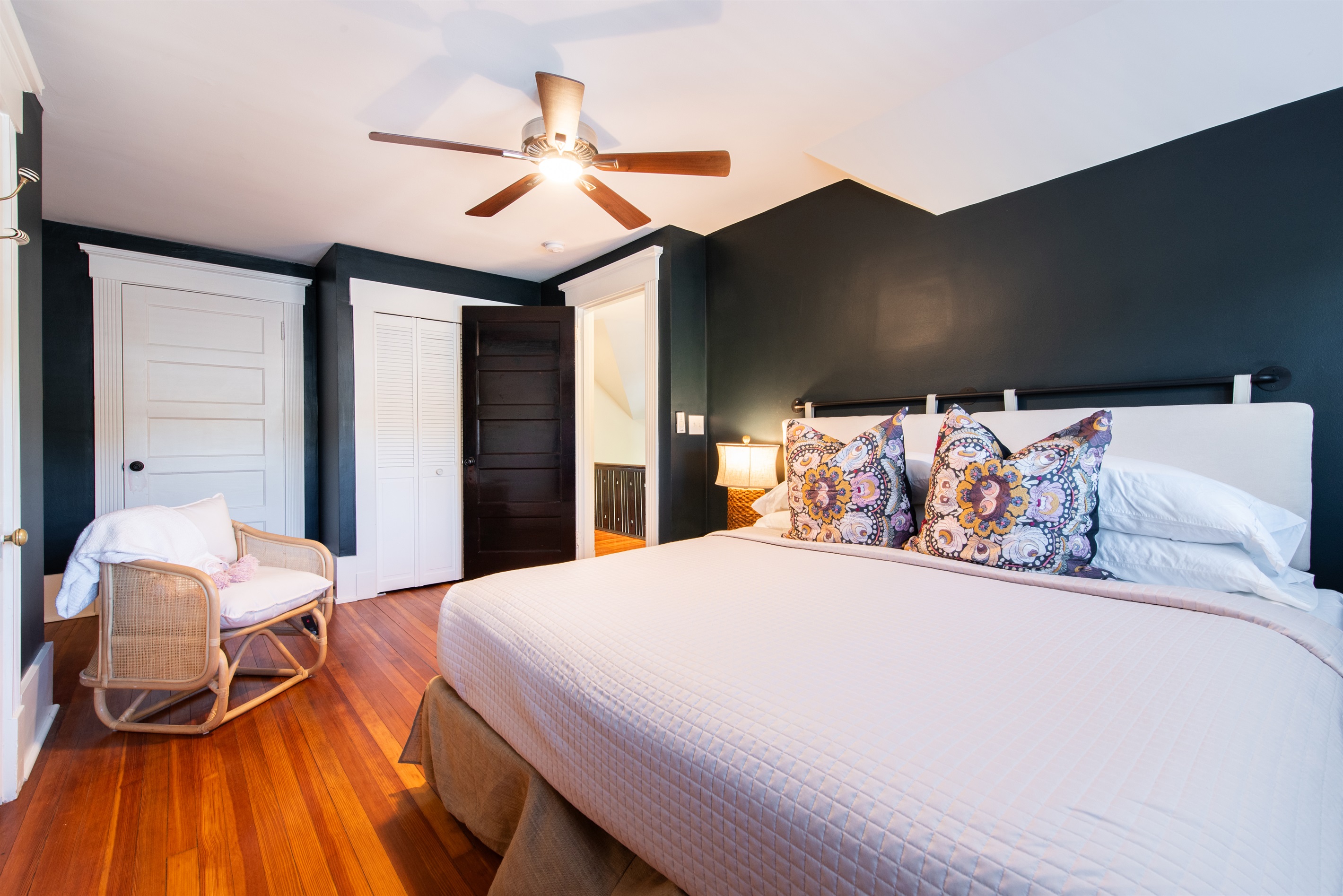 5th Bedroom ~ 3rd Floor ~ King Size Bed ~ 40" Smart TV ~ Full Bathroom in Hallway