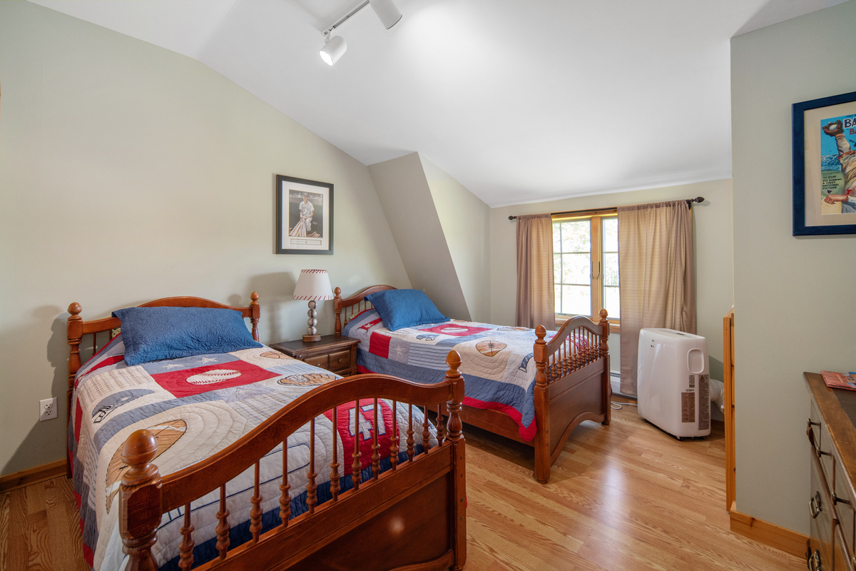 Twin bedroom