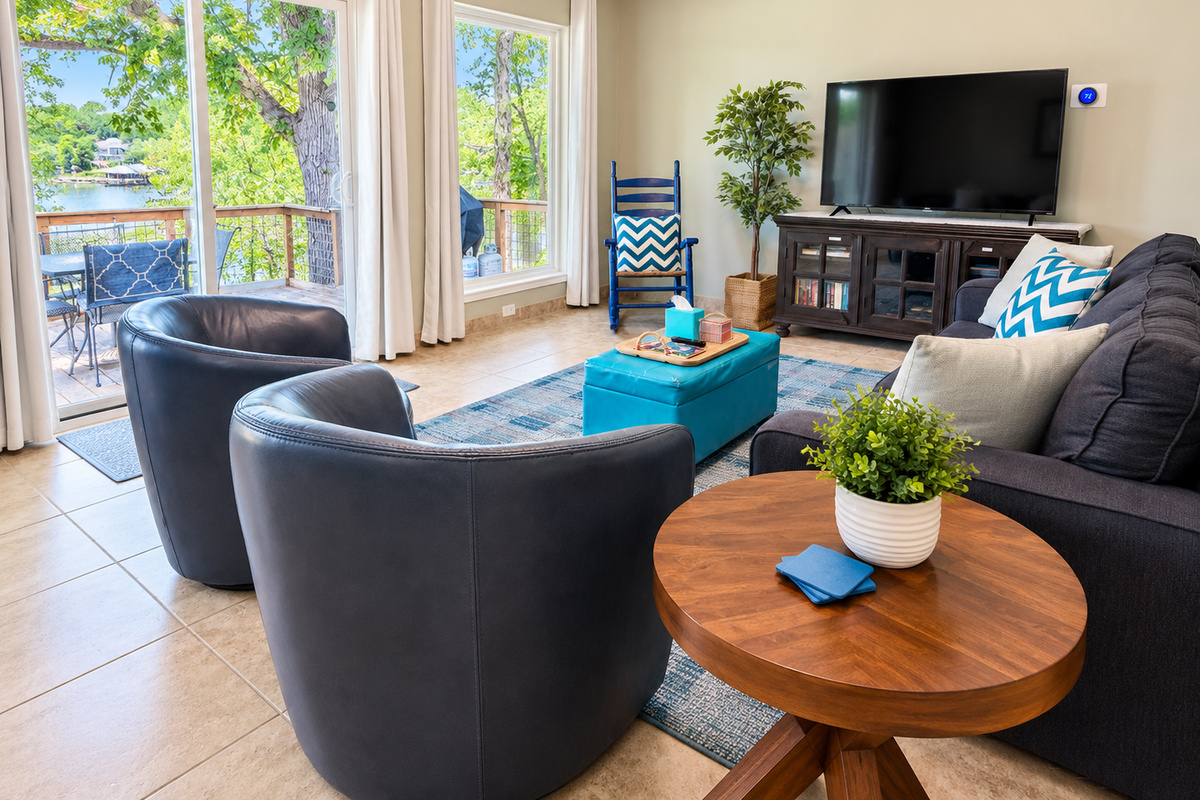 Living Room w/ lake views and smart TV