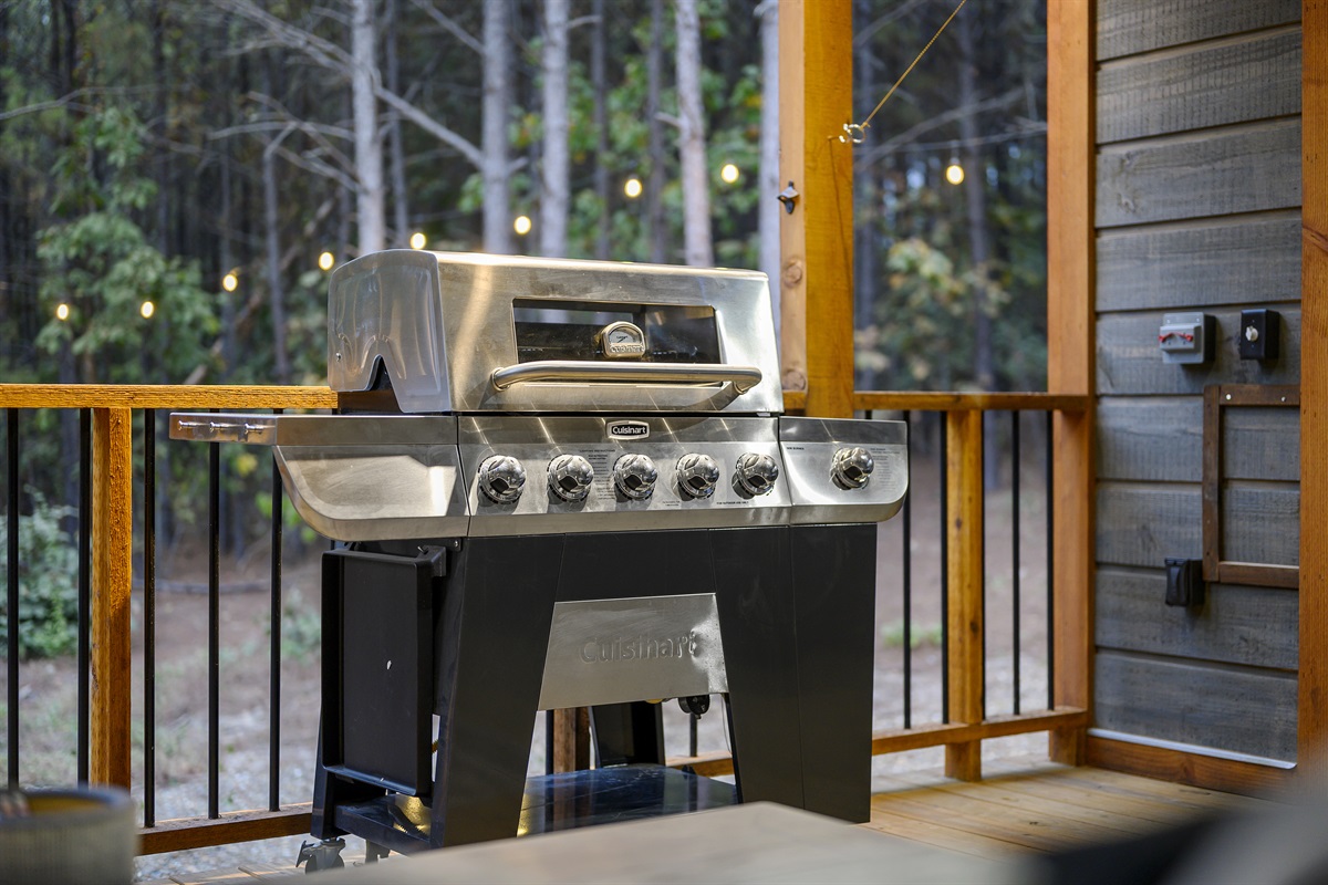 Grill is hooked to hard line propane.  No changing tanks here.