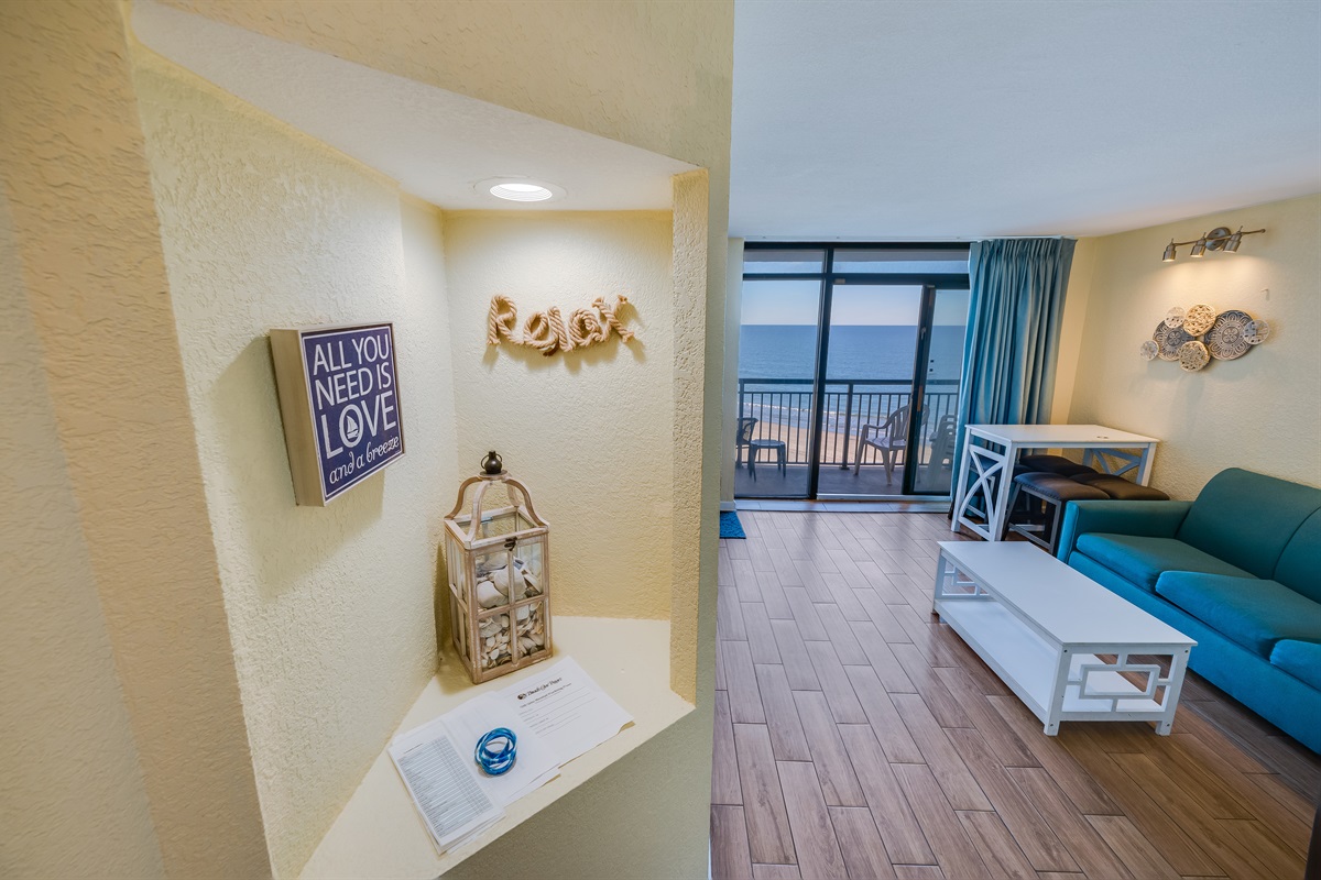 Living Room with Stunning Views🌊☀️