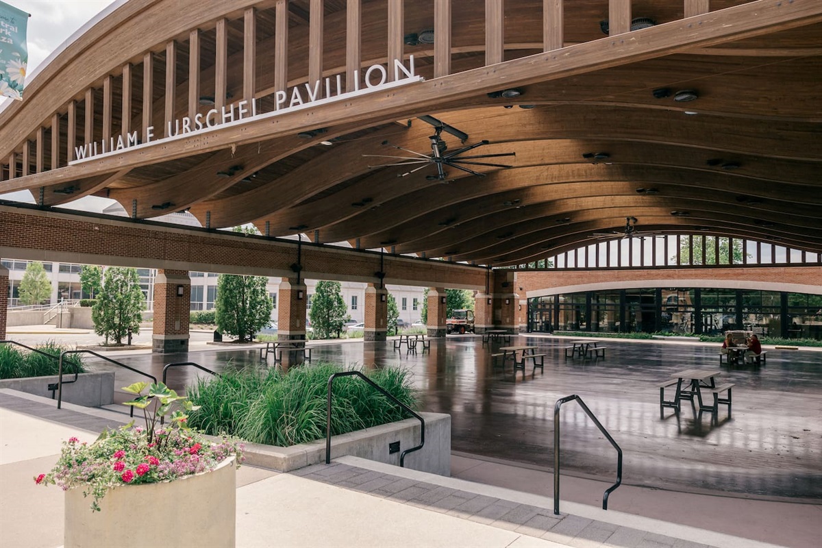 Central Park Plaza is walking distance from the house and is where all the action is! Farmer's Market on Tuesdays and Saturdays, movies in the park, splash pad and more!