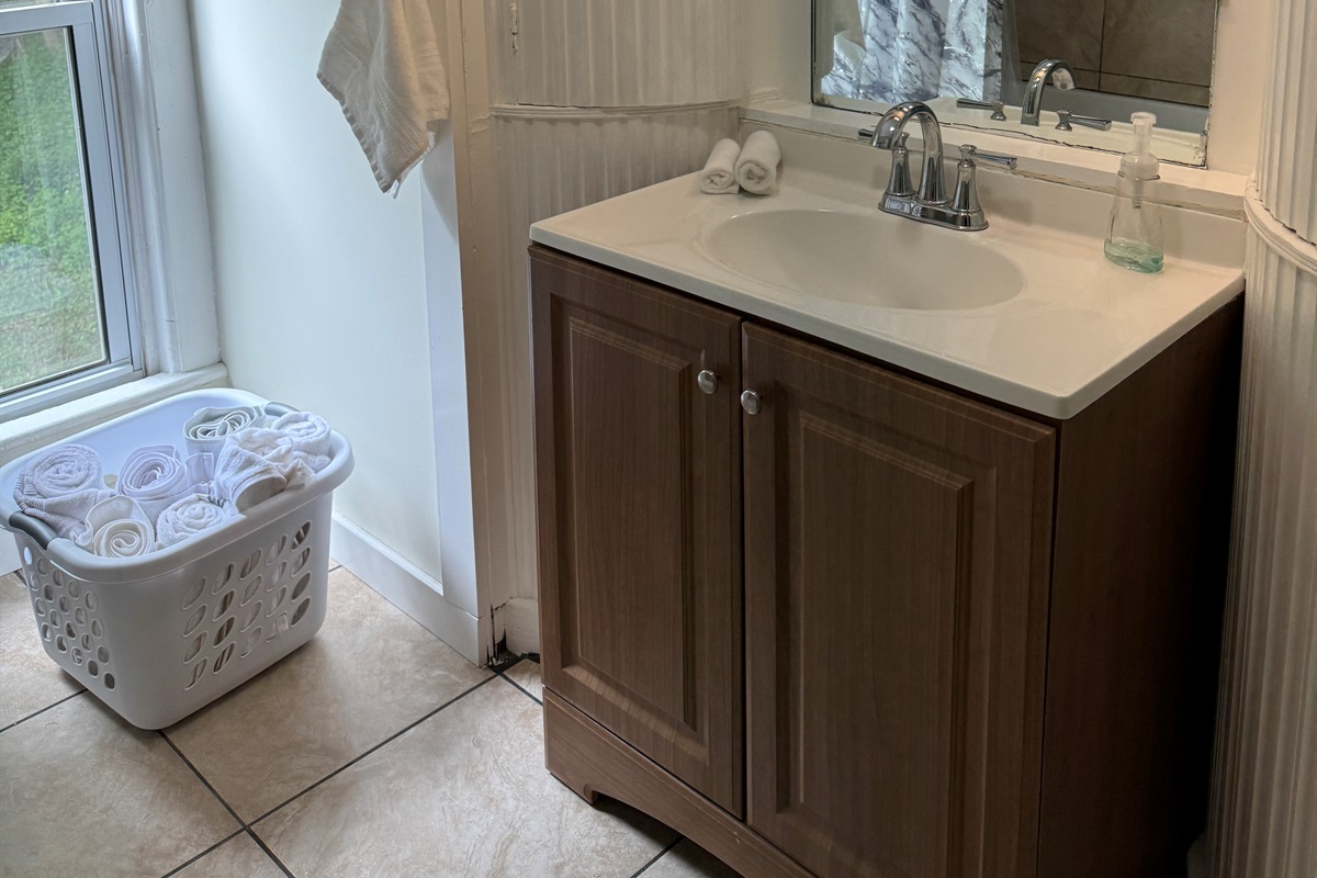 2nd floor bath with tub/shower