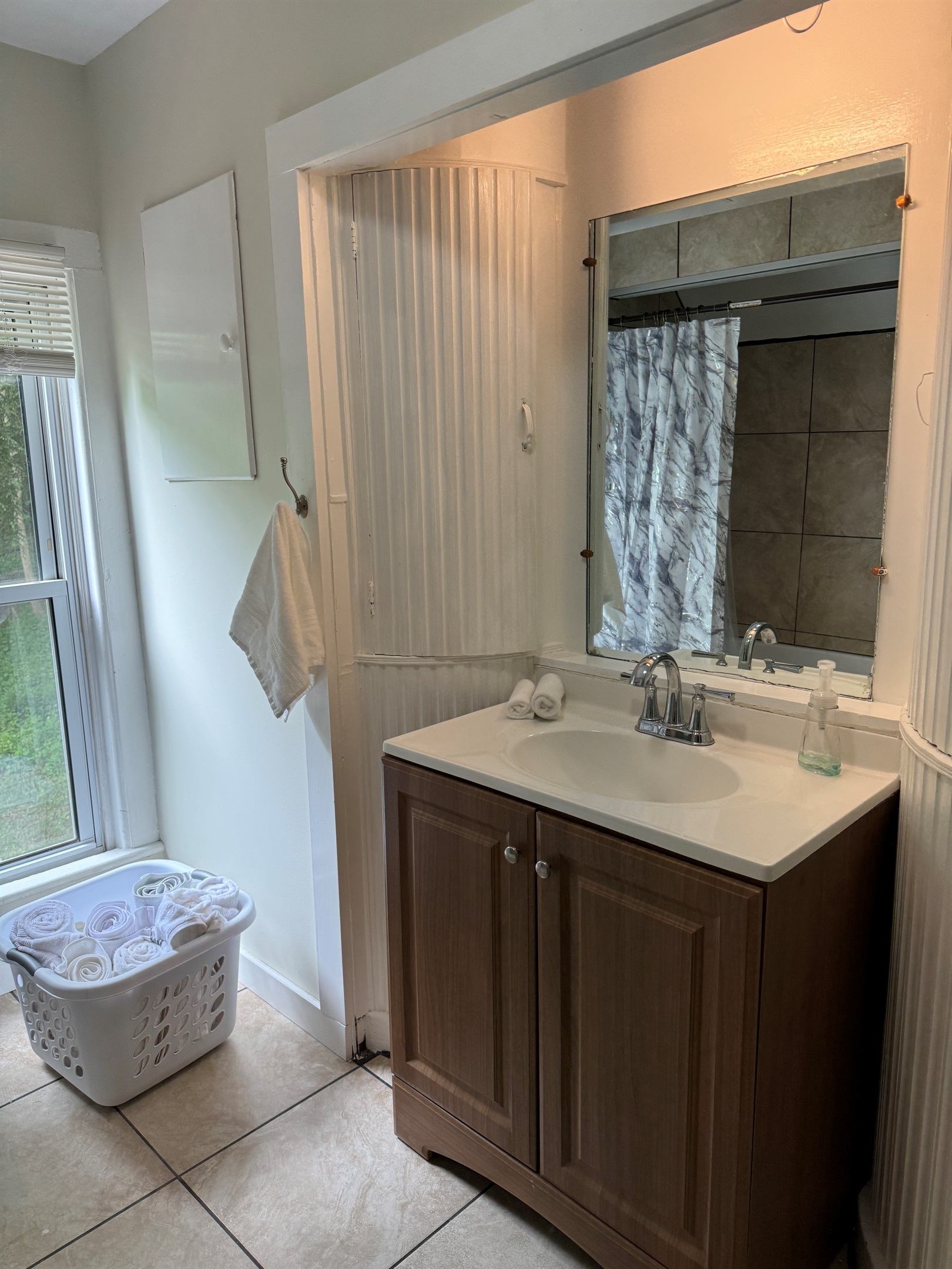 2nd floor bath with tub/shower