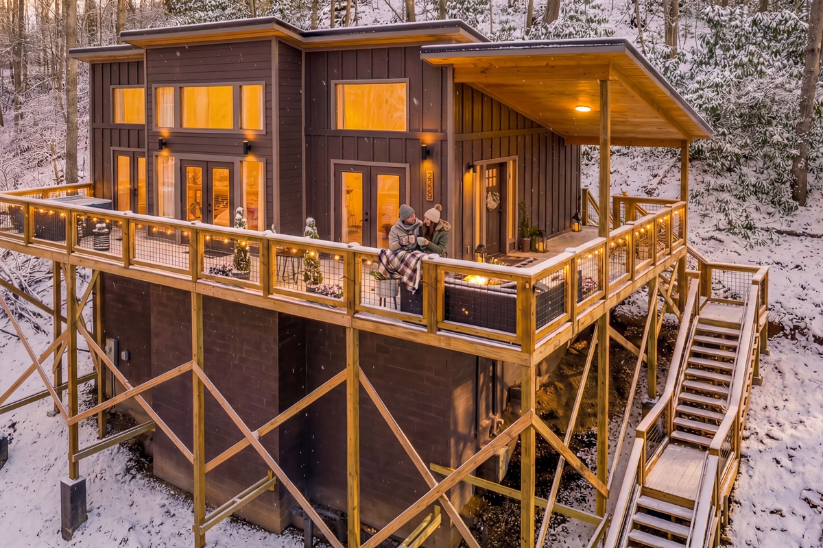 Welcome to our luxurious cabin - It dosen't snow often here, but when it does it's Magical!!!