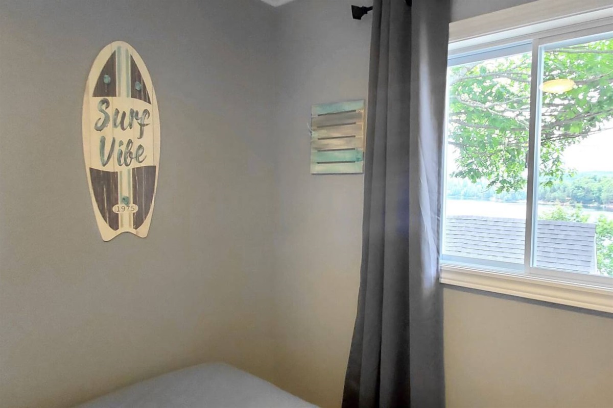 Malgr&eacute; que ce soit une petite chambre, elle offre tout de m&ecirc;me une superbe vue sur le lac! - The bedroom has a nice view of the lake