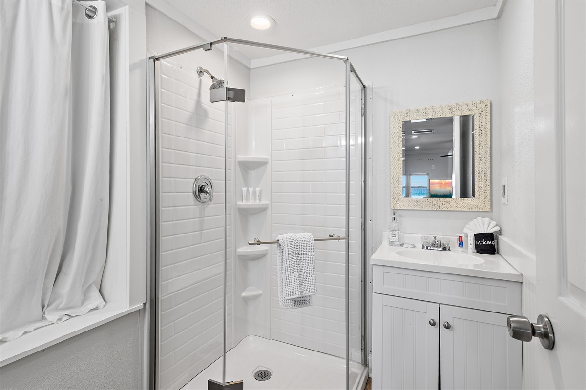 Guest Room 3 (Level 1): QUEEN bed, Smart TV, access to Updated Bathroom with Walk In Shower (Sleeps 2)