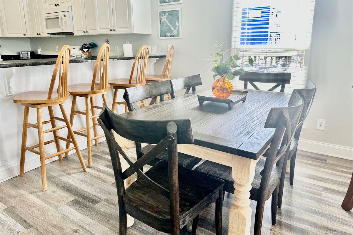 And seating for 6 at the dining room table...