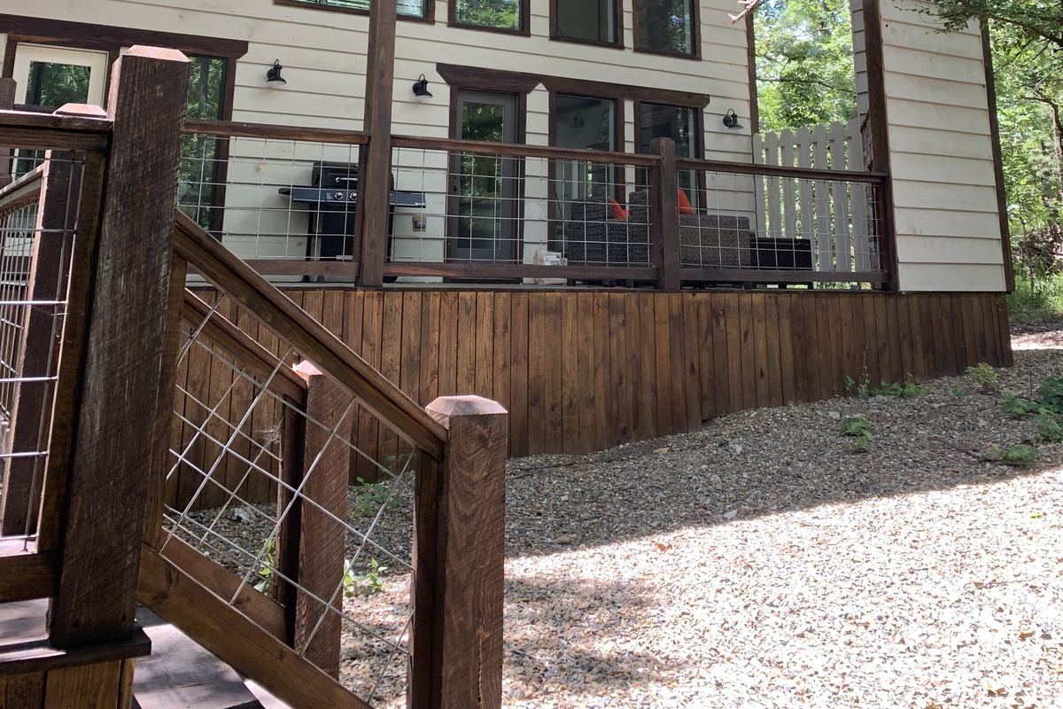 Vanilla Bean Cabin.A great place to come back to after your day of exploring the Broken Bow, Hochatown and Beaver's Bend area. Peaceful backyard that backs up into the Ouachita National Forest!