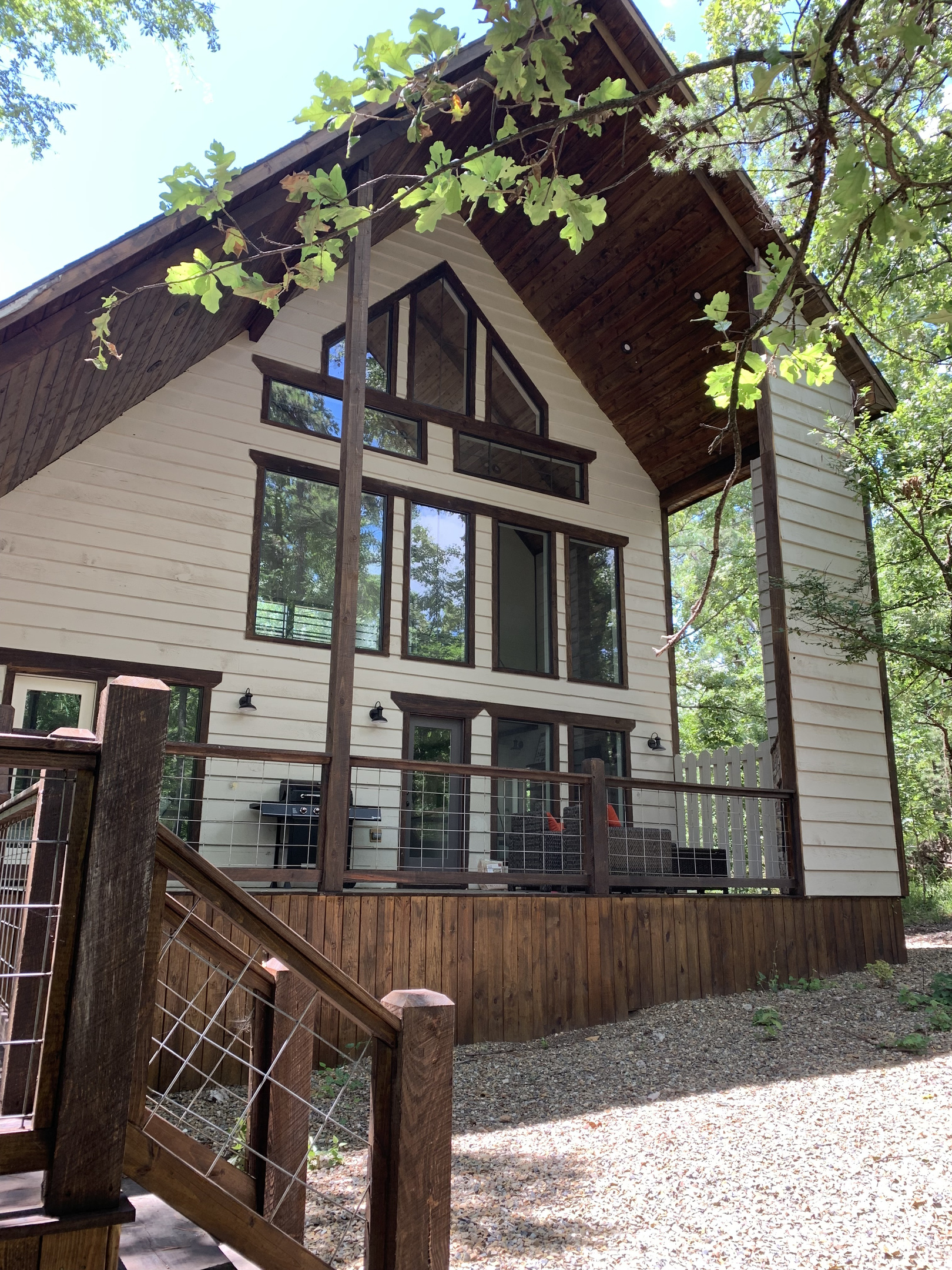 Vanilla Bean Cabin.A great place to come back to after your day of exploring the Broken Bow, Hochatown and Beaver's Bend area. Peaceful backyard that backs up into the Ouachita National Forest!