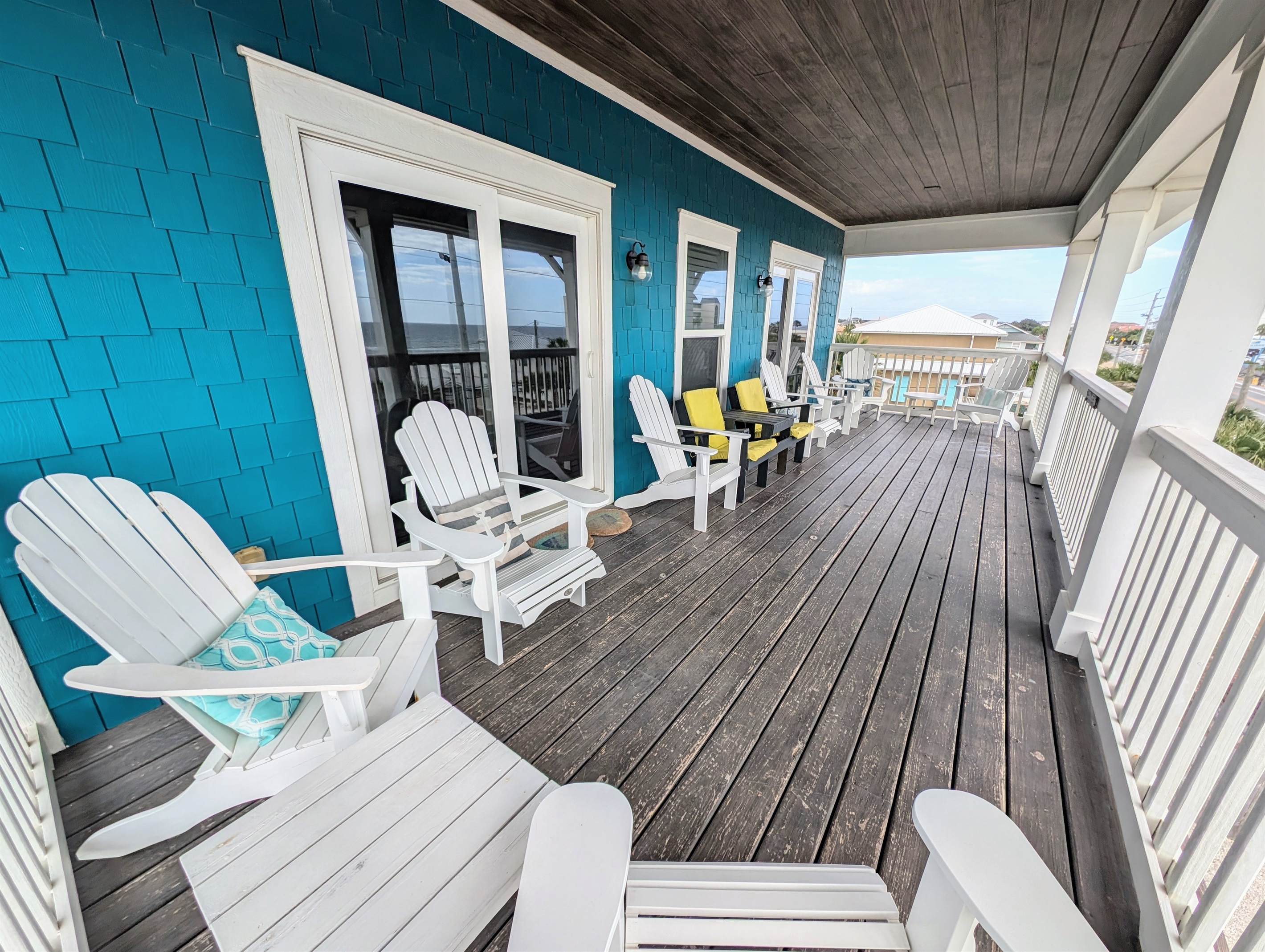 A guest favorite, is this oversized third floor deck with oustanding Gulf views. See the sand and surf without leaving the house!