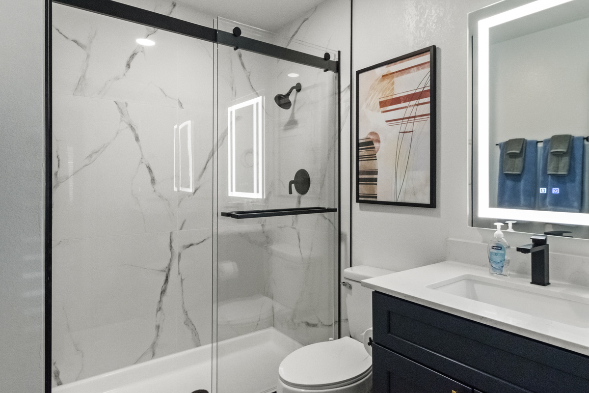 Fresh and inviting bathroom for a comfortable family stay.
