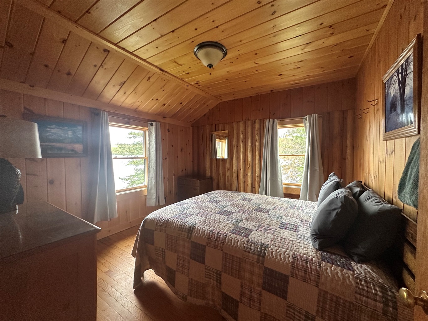 Queen Guest room -Cabin #1