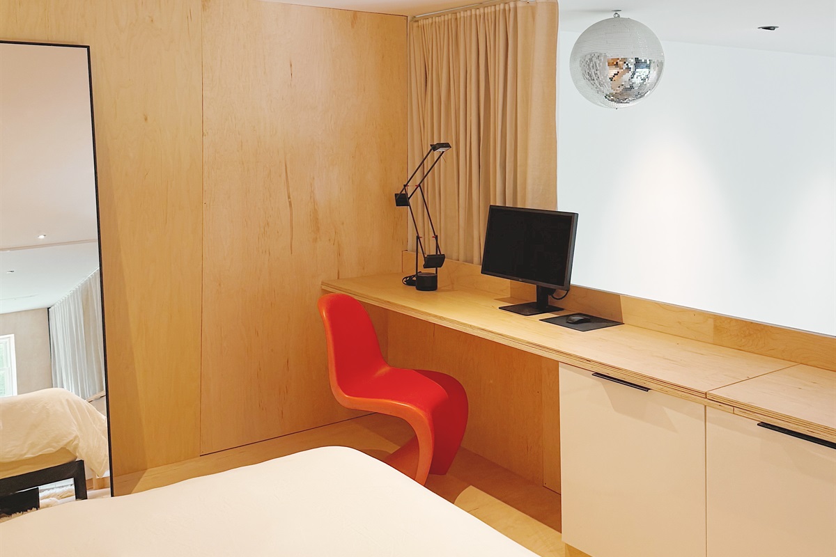 Upstairs desk with hi-res LG monitor