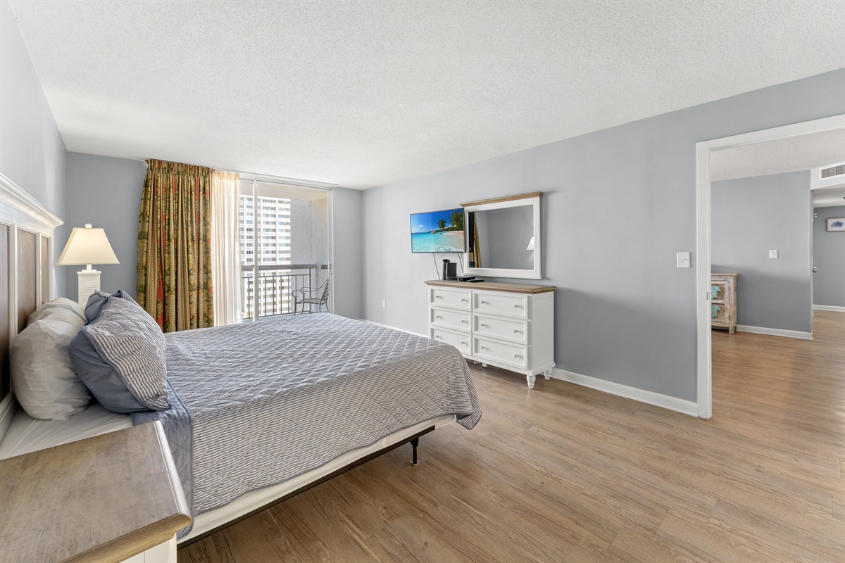 Large Main Bedroom with King bed, balcony access and ensuite