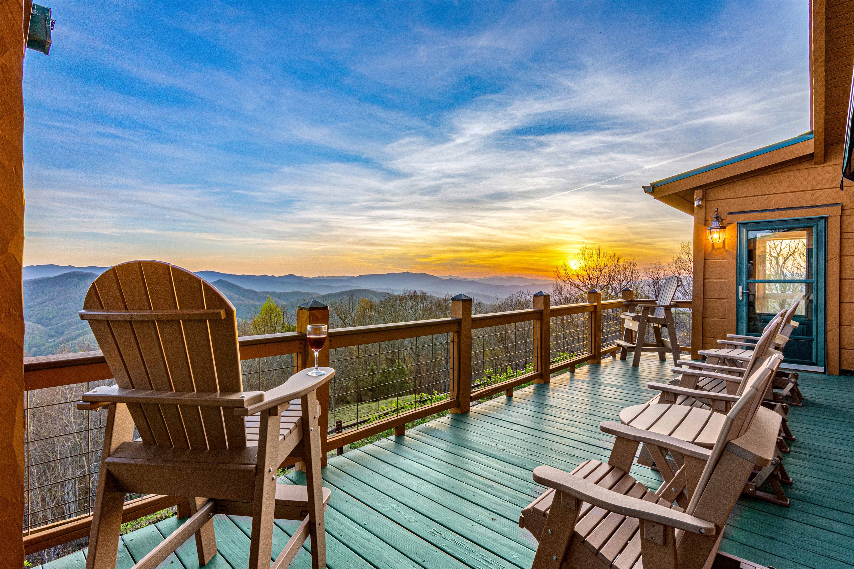 Deck: Sip wine while soaking in breathtaking mountain sunsets in this stunning outdoor space!
