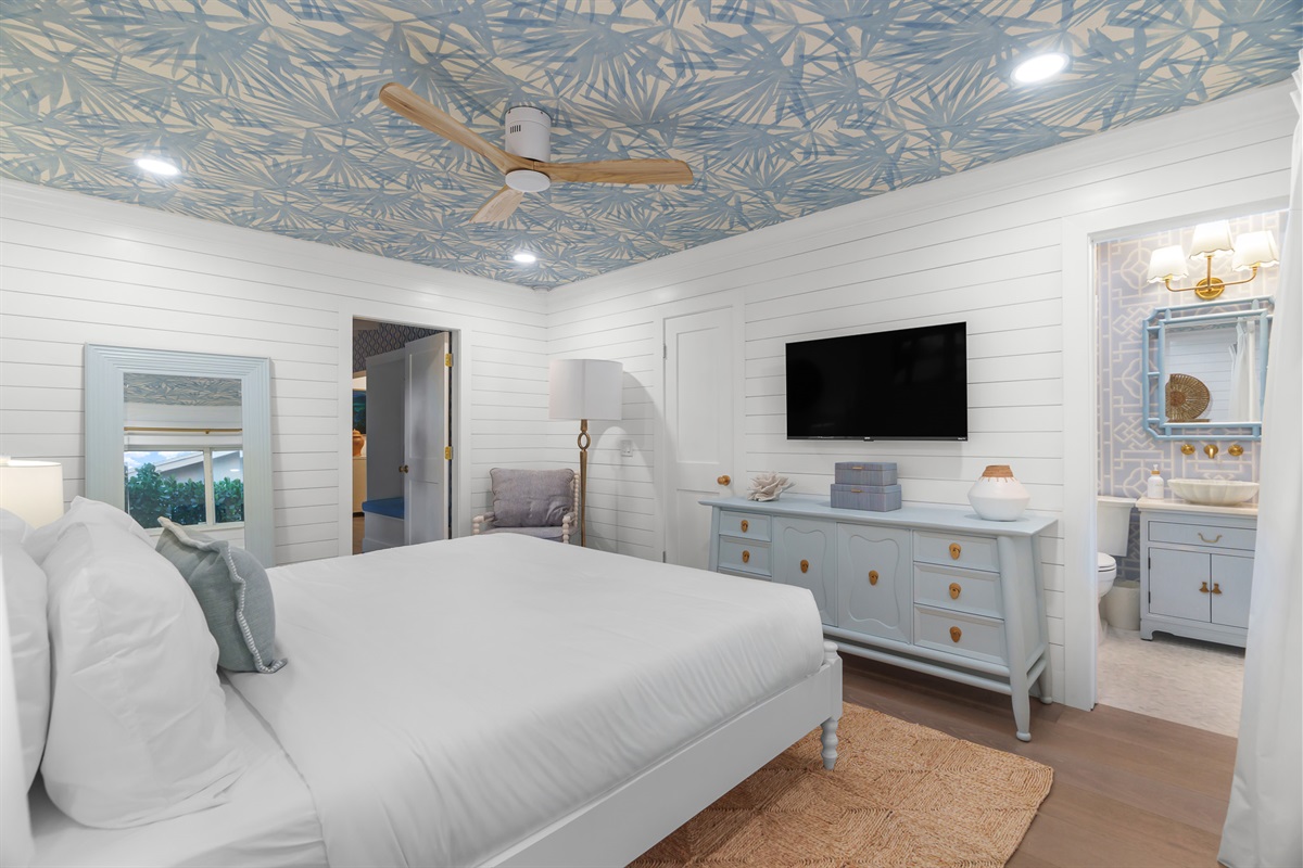 Style in every detail. From the oversized leaning mirror to the natural wood accents, every inch of this room is "Instagram-ready".