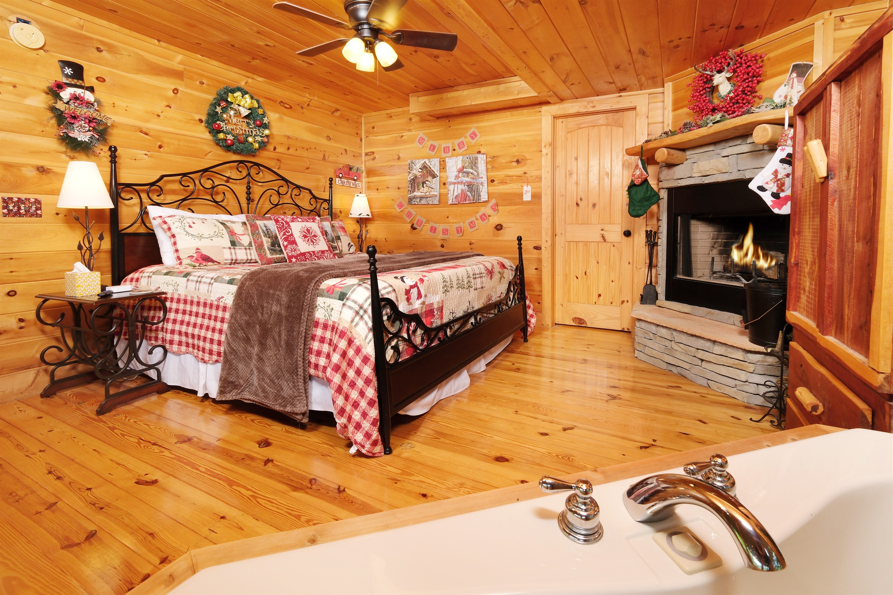 CHRISTMAS ROOM MAIN LEVEL KING