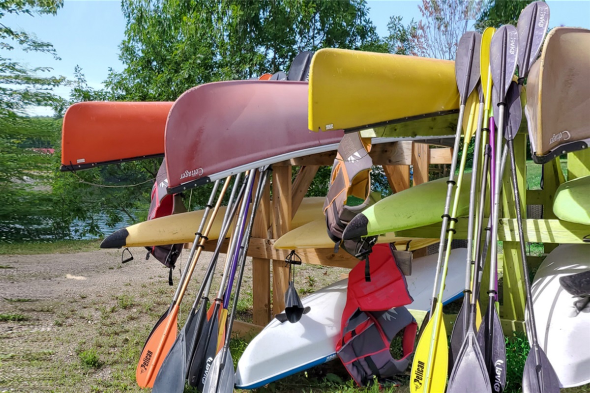 Canots, Kayaks et Surf à pagaie à votre disposition - Grab one of these and go out and enjoy the water!