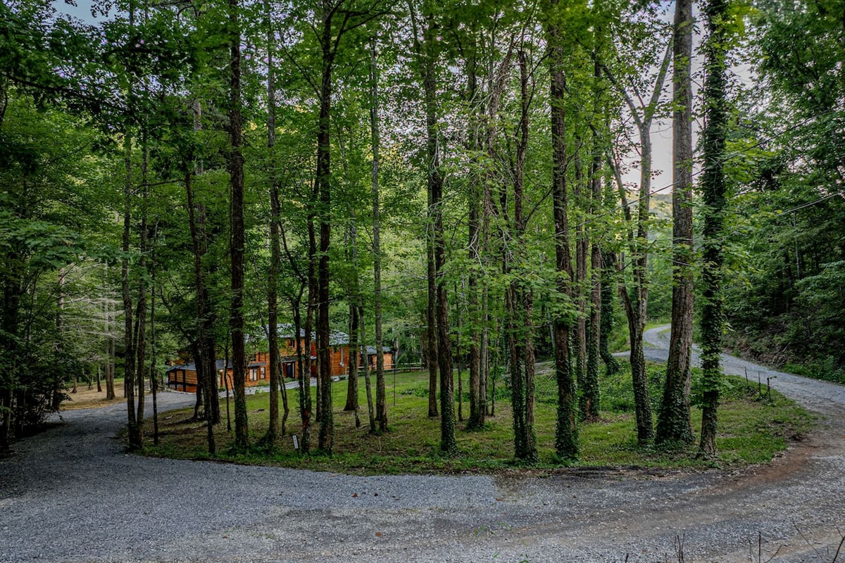 With a wide wraparound drive and abundant parking space, arriving with trailers or multiple cars is seamless and stress-free.