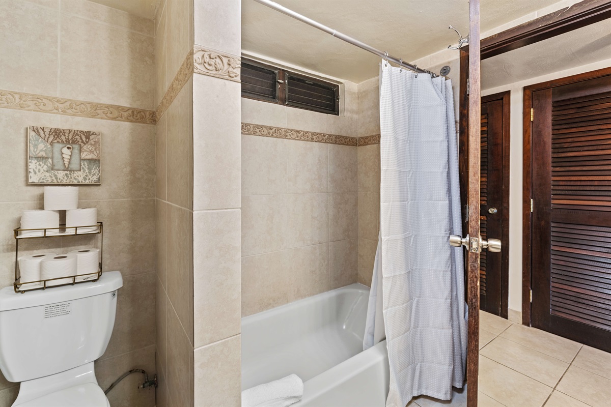 Bathrub shower/combo makes traveling with littles easy.