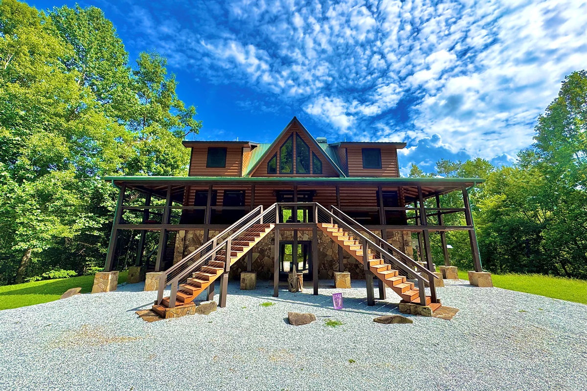 Luxury Cabin Retreat: Experience stunning views from this modern mountain escape surrounded by nature!