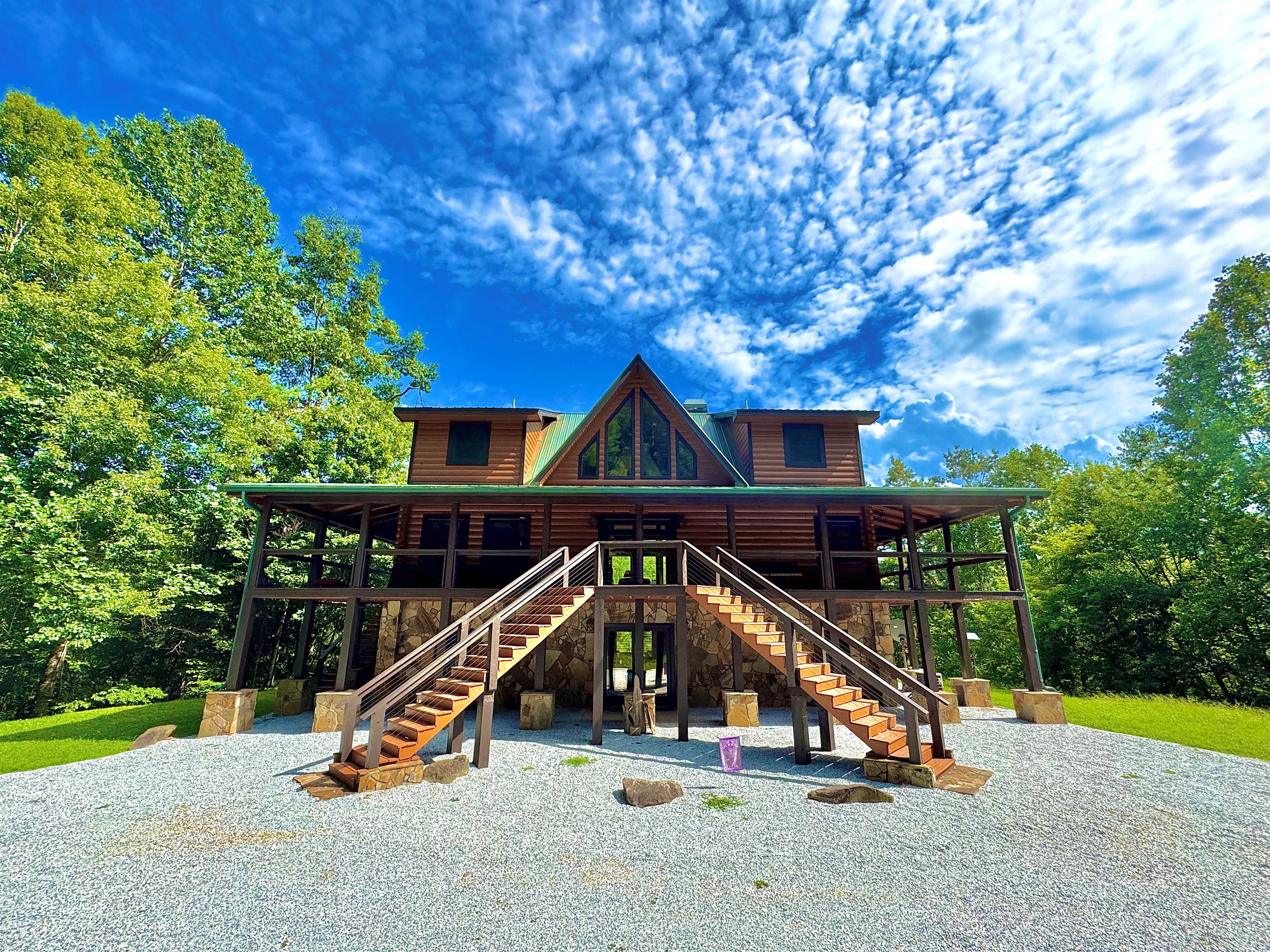 Luxury Cabin Retreat: Experience stunning views from this modern mountain escape surrounded by nature!