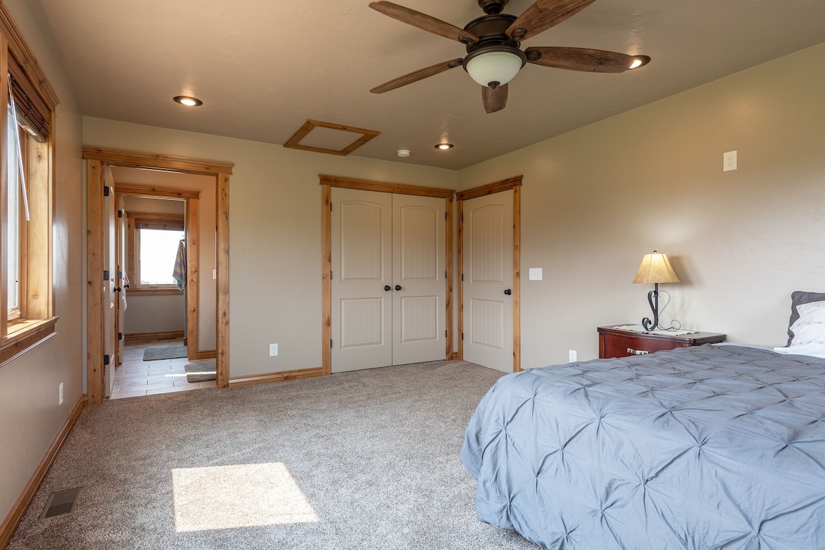You can enjoy the 3rd bedroom with an en-suite bathroom and king-size adjustable bed.