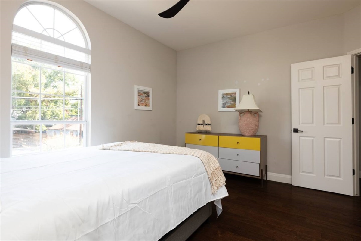 Bedrom 2 with antique deco