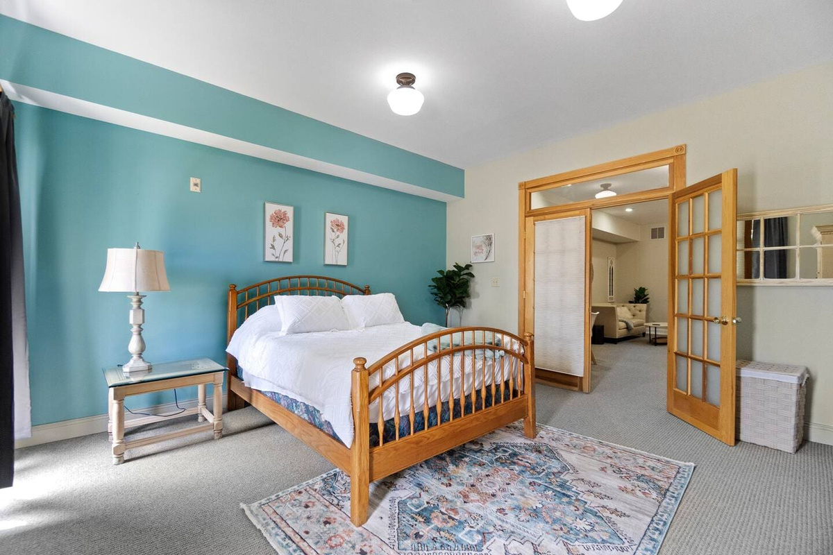 Cozy bedroom featuring a comfortable queen-sized bed, providing a perfect retreat for rest and relaxation.