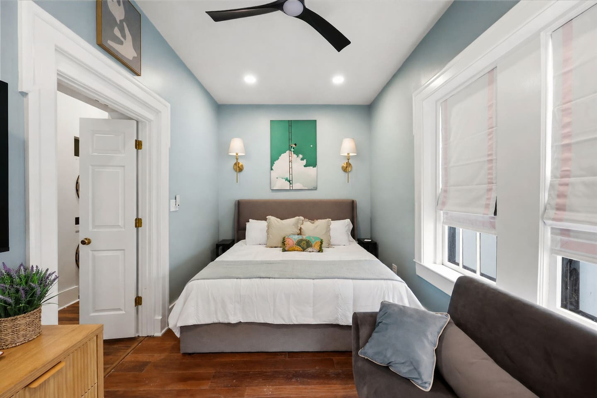 Comfortable king bed with new Nectar mattress. Full of natural light. 