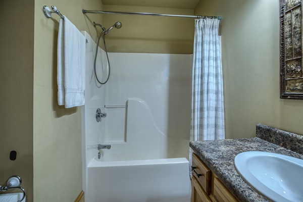2nd bathroom tub/shower